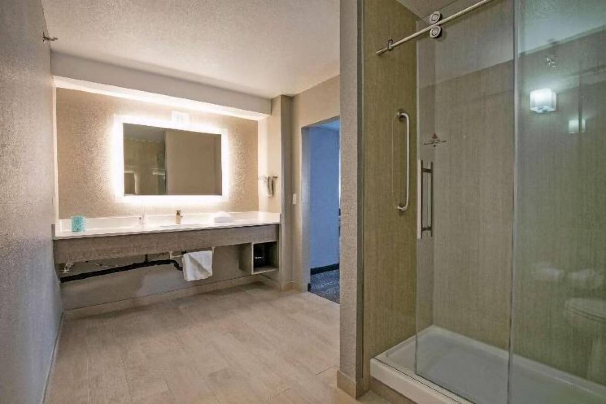 Badkamer | Gratis toiletartikelen, een haardroger, handdoeken