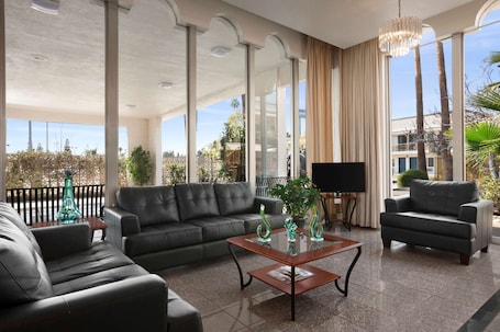 Lobby. Travelodge by Wyndham Bakersfield