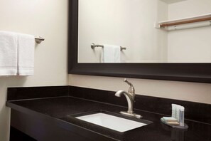 Combined shower/bathtub, free toiletries, hair dryer, towels