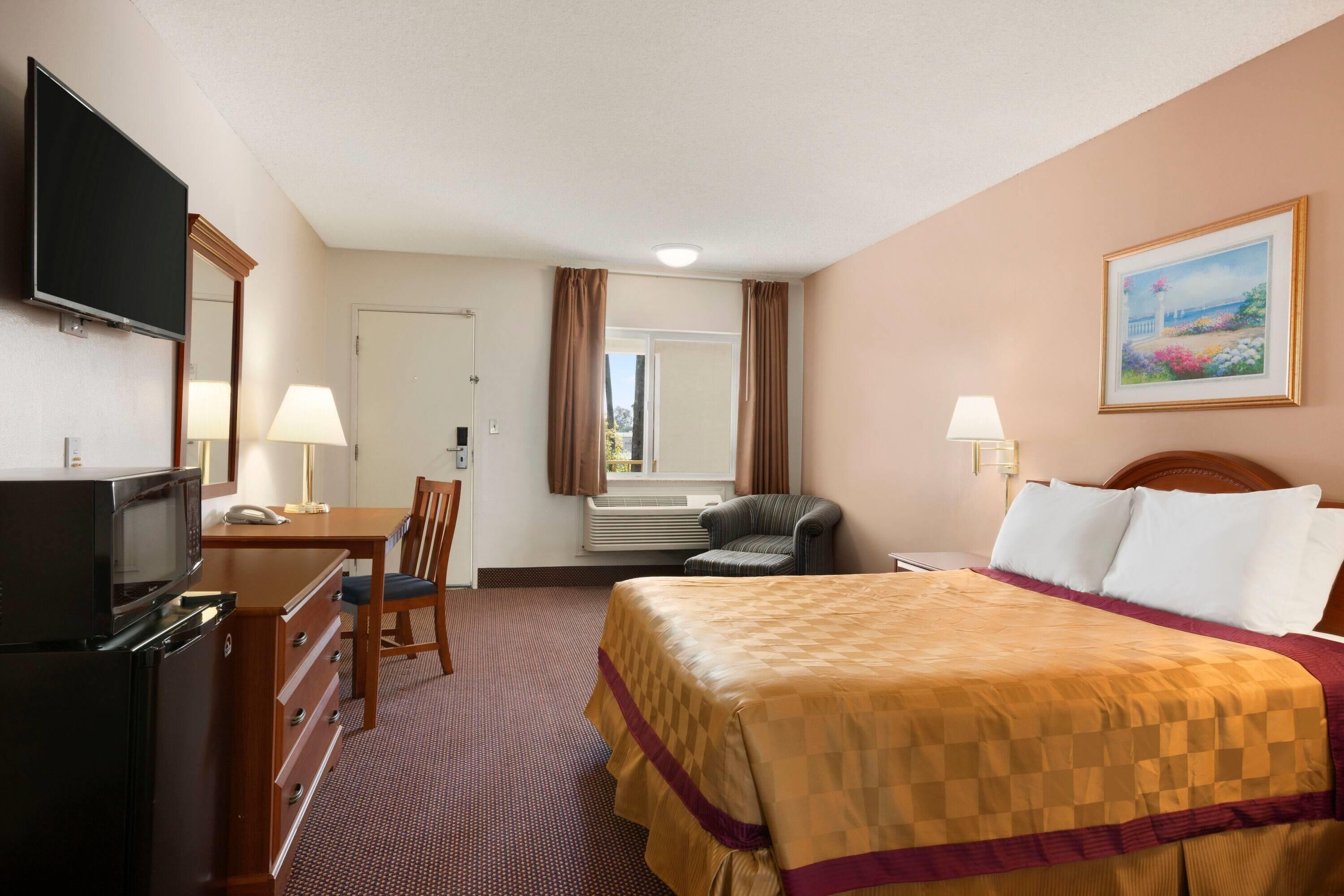 Photo - Travelodge by Wyndham Bakersfield
