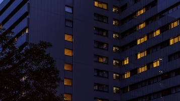 Voorkant accommodatie - avond/nacht