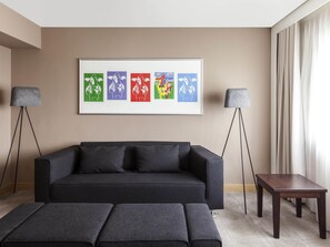 Dundyner, safe på rommet, blendingsgardiner og lydisolert