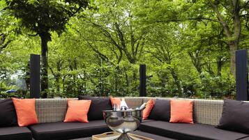 Serveert ontbijt, lunch, diner, internationale gerechten