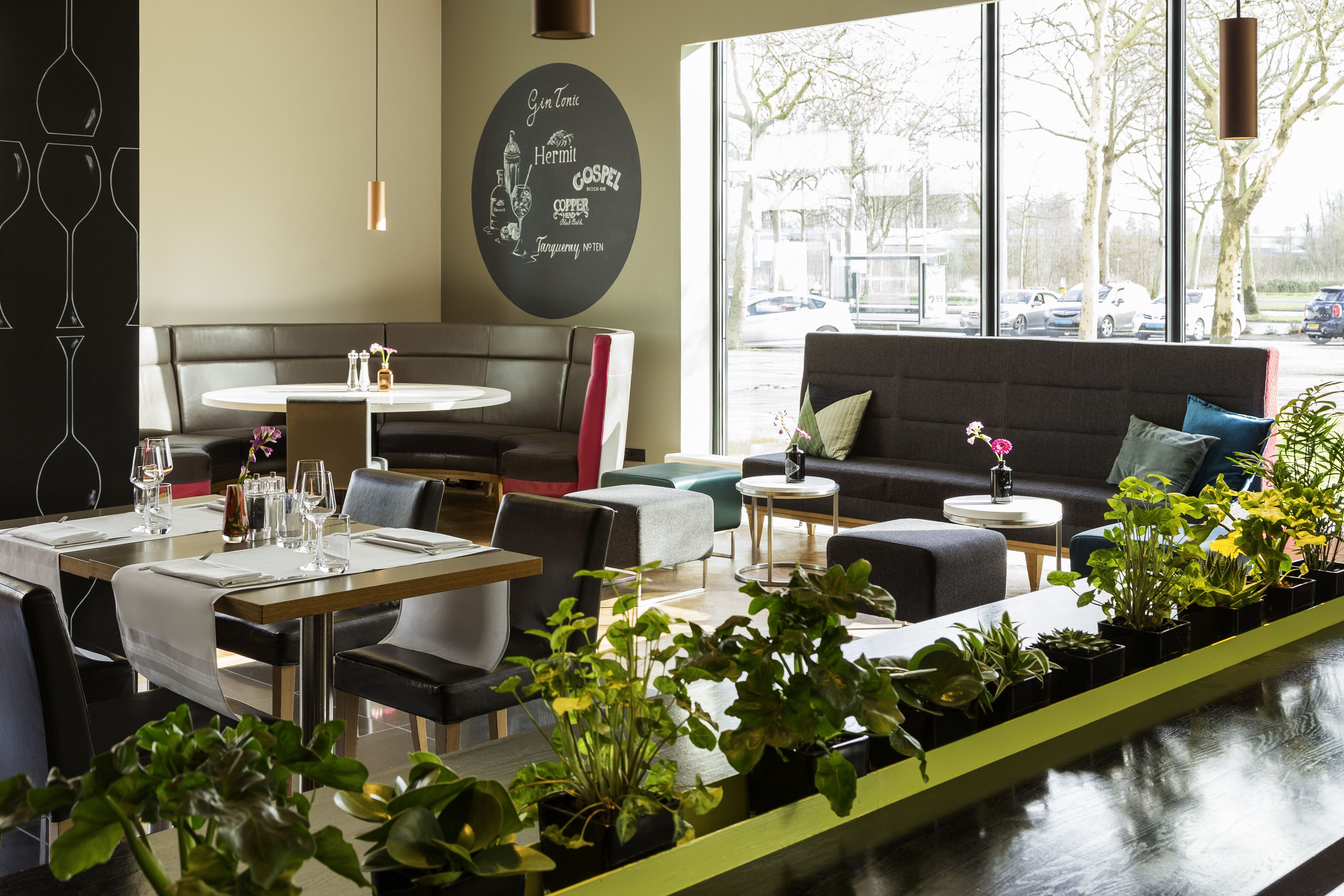 breakfast, lunch, dinner served; international cuisine