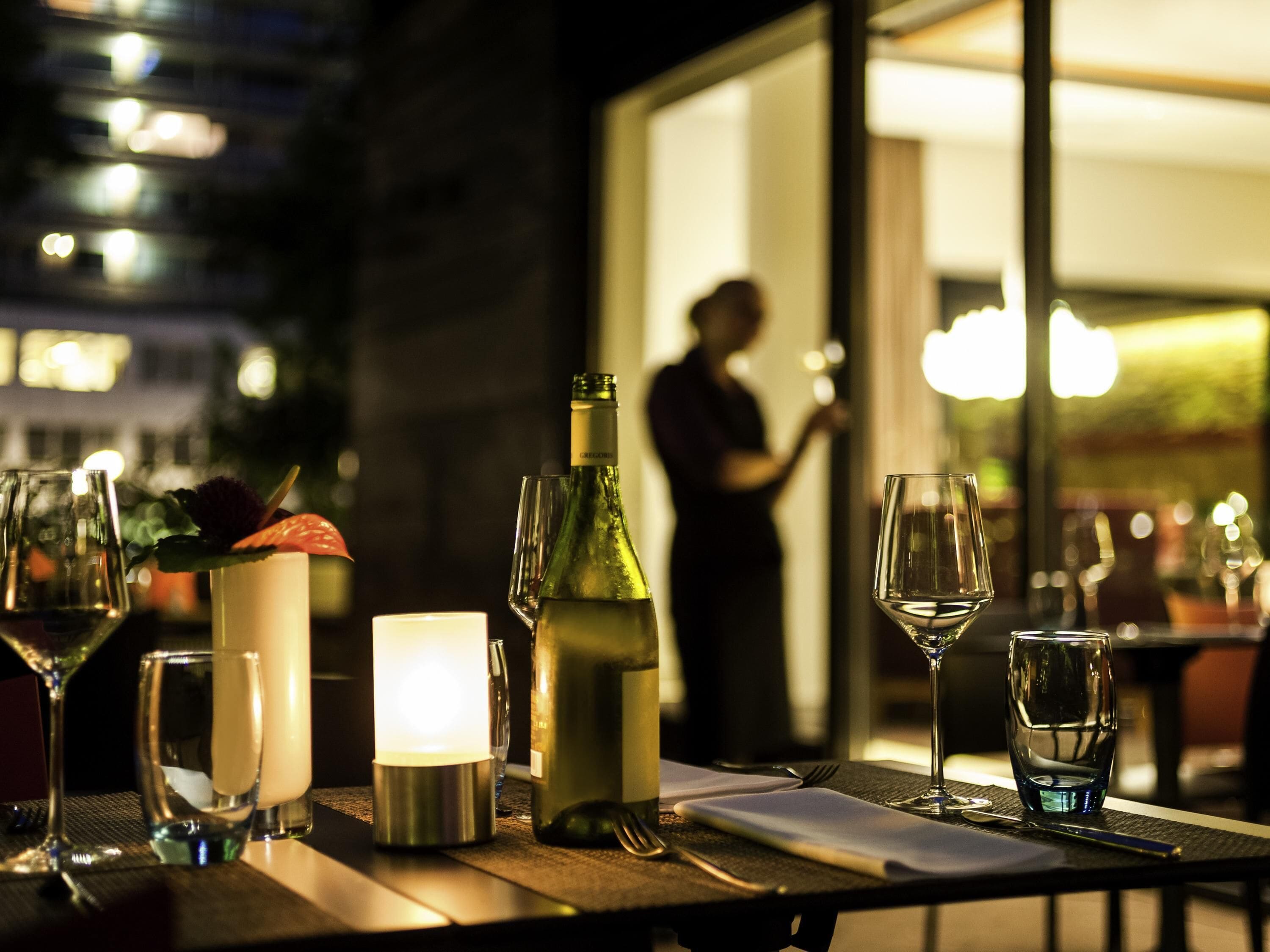 breakfast, lunch, dinner served; international cuisine