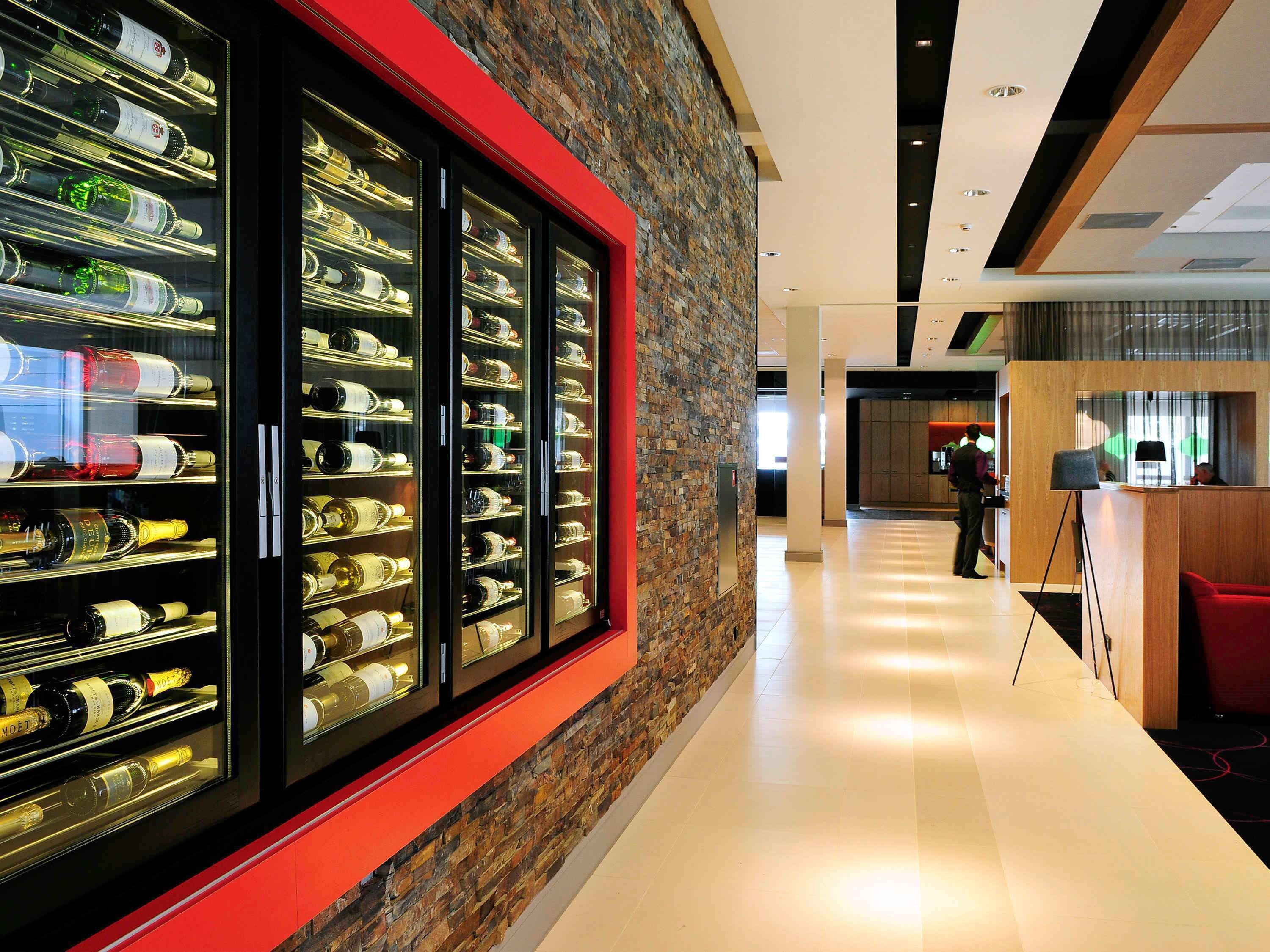 供应早餐、午餐和晚餐，国际美食