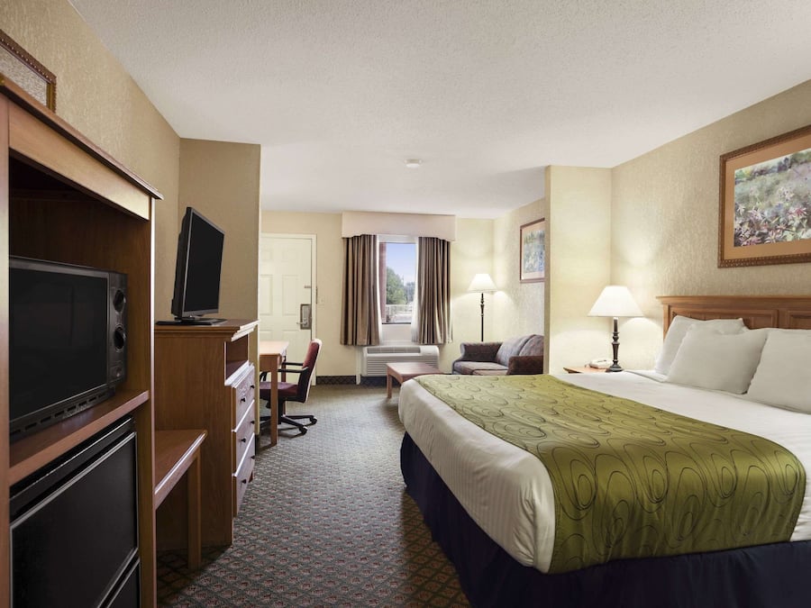 Habitación empresarial, 1 cama King size | Caja de seguridad en la habitación y escritorio