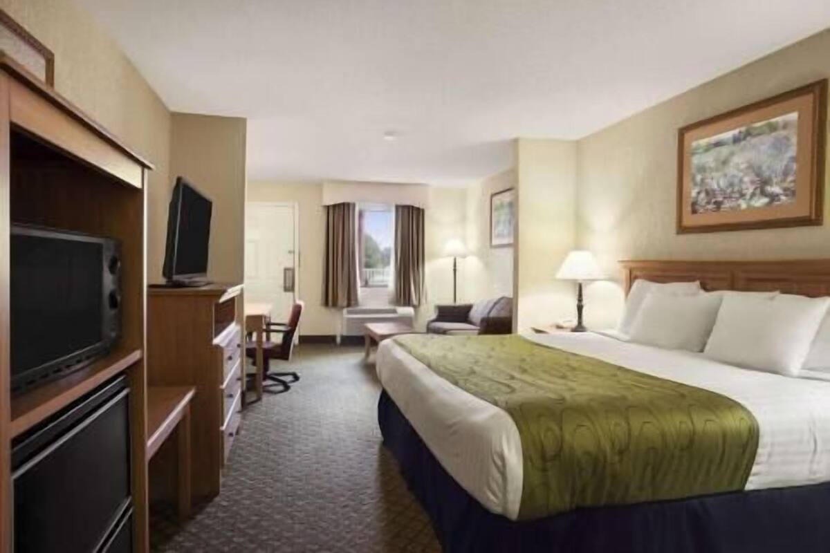 In-room safe, desk, iron/ironing board, rollaway beds