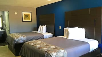 Tallelokero huoneessa, työpöytä, pimennysverhot, silitysrauta/-lauta