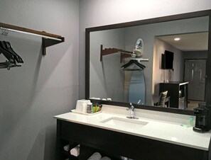 Kombinasi shower/bathtub dan perlengkapan mandi gratis