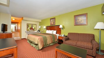 Bureau, rideaux occultants, fer et planche Ă repasser