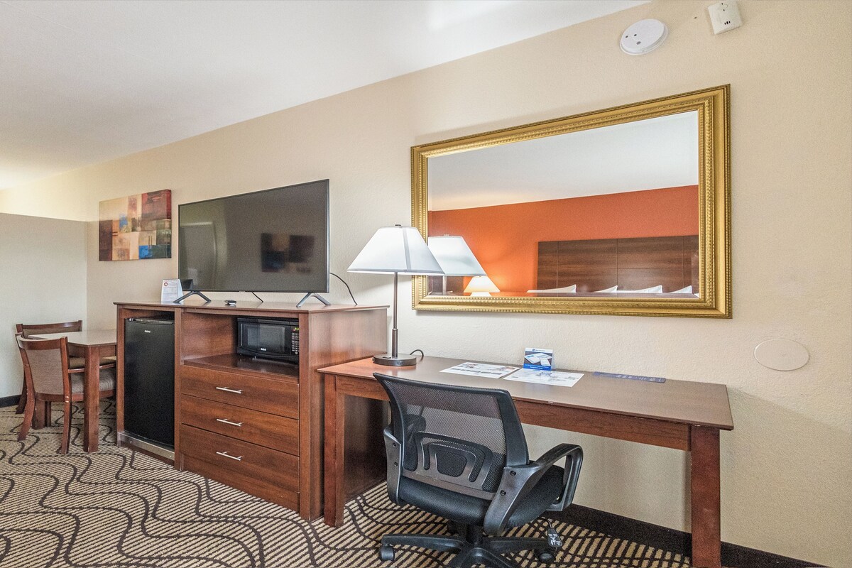 Chambre Standard, 1 grand lit, non-fumeur, réfrigérateur et four à micro-ondes | Coffre-fort, bureau, espace de travail pour ordinateurs portables