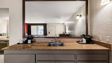 Deluxe Room, 1 King Bed, Non Smoking, Refrigerator & Microwave | In-room safe, desk, laptop workspace, iron/ironing board