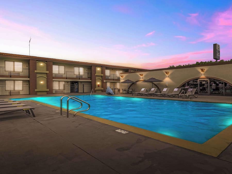 Utendørsbasseng, bassengparasoller og solsenger