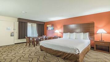 Cofres nos quartos, escrivaninha, espaço de trabalho para notebook