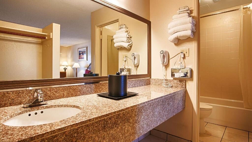 Bathroom | Combined shower/tub, deep soaking tub, free toiletries, hair dryer