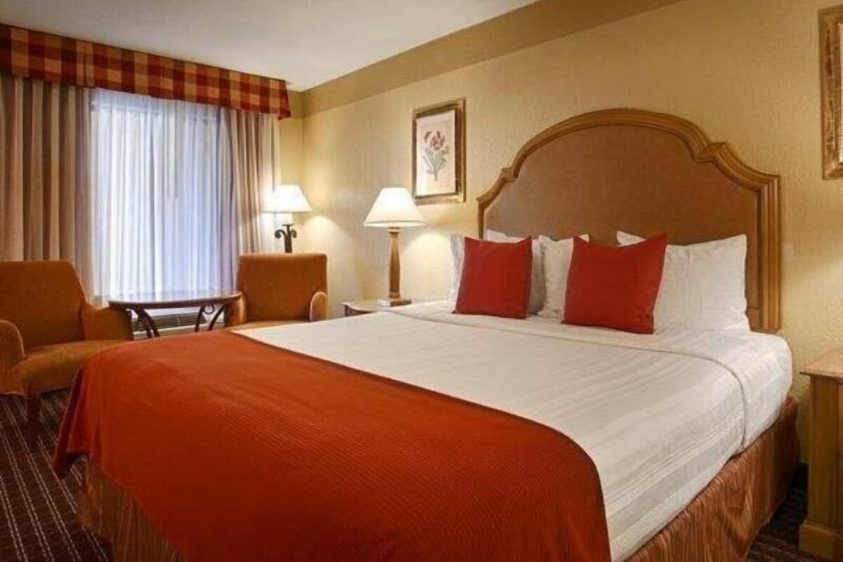 In-room safe, desk, laptop workspace, iron/ironing board