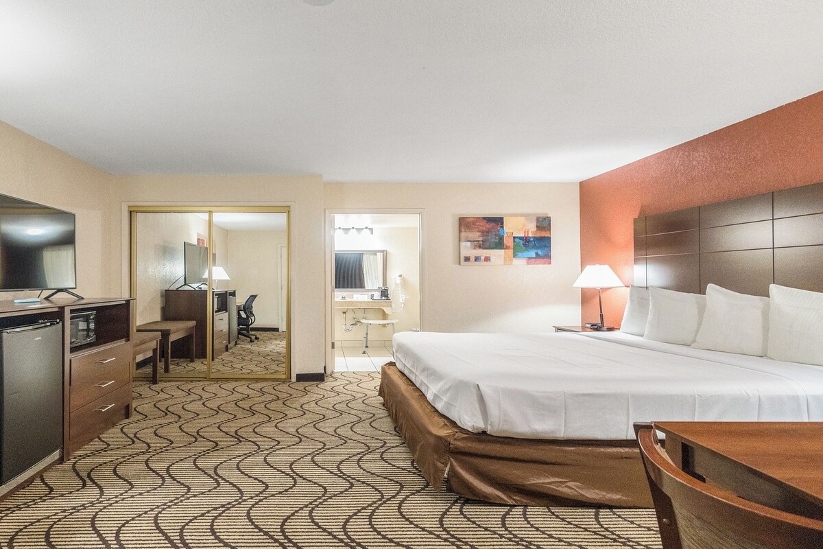 Chambre Standard, 1 très grand lit, accessible aux personnes à mobilité réduite | Coffre-fort, bureau, espace de travail pour ordinateurs portables