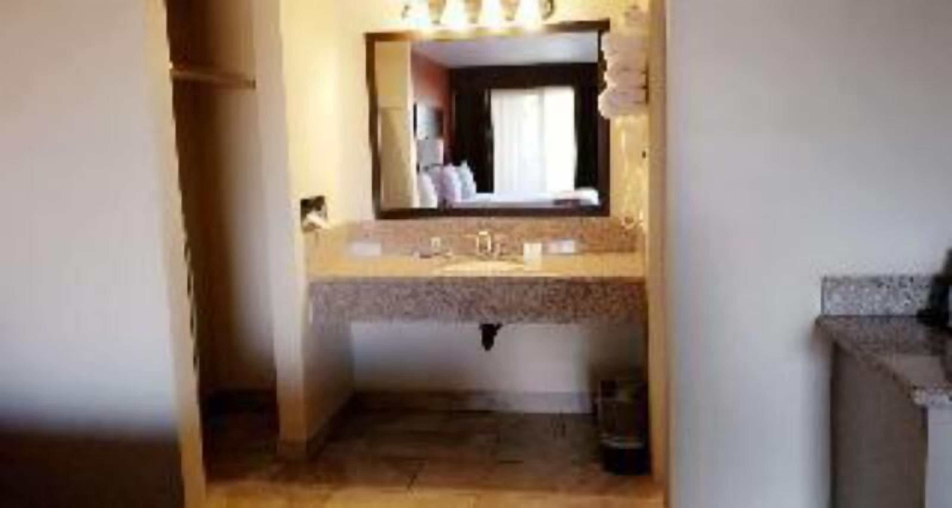 Bathroom | Combined shower/tub, deep soaking tub, free toiletries, hair dryer