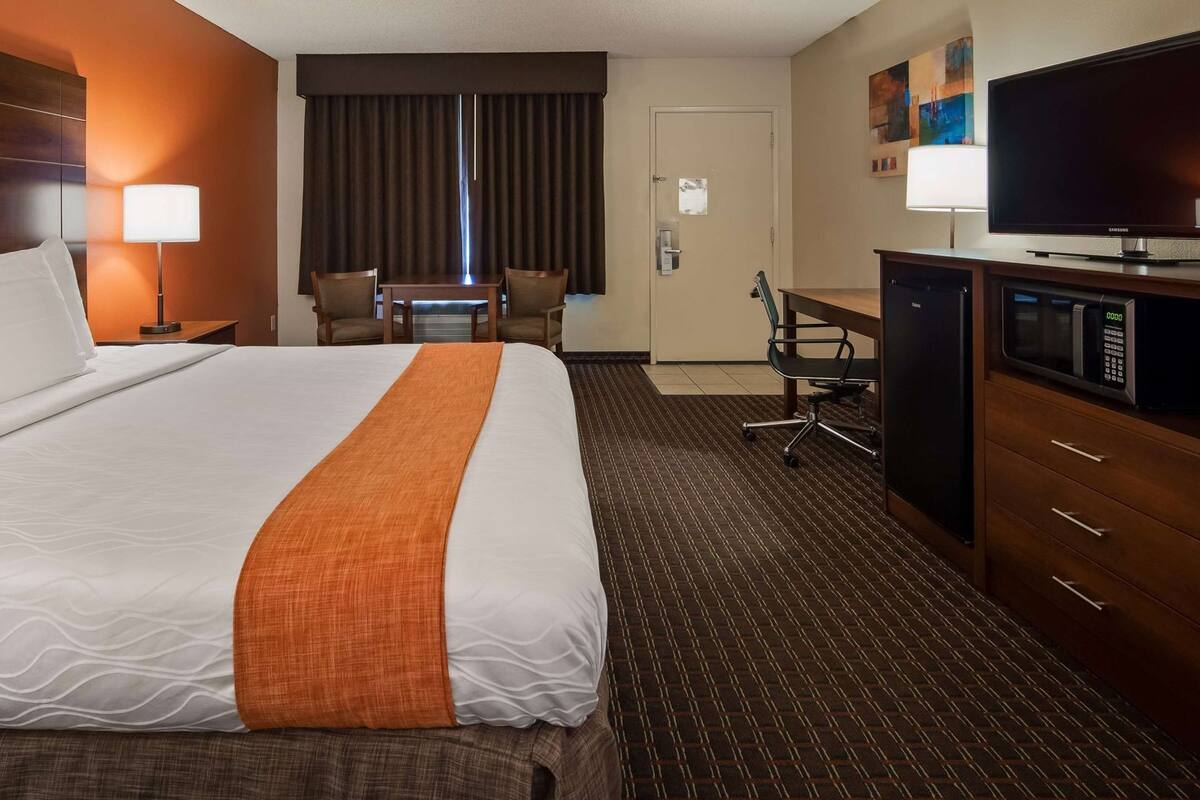 In-room safe, desk, laptop workspace, iron/ironing board