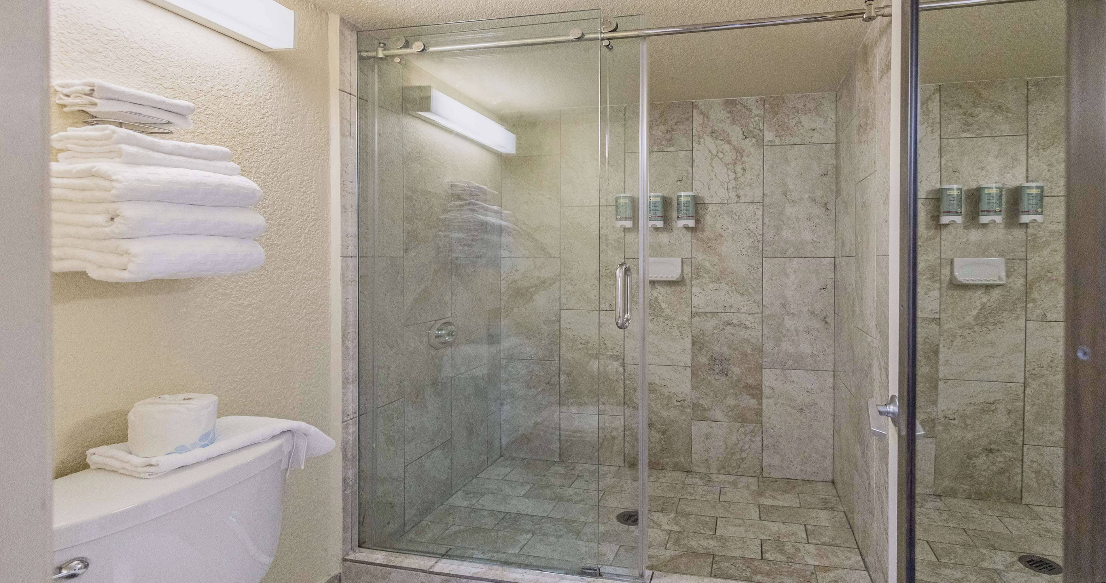 デラックス ルーム キングベッド 1 台 禁煙 冷蔵庫 & 電子レンジ | バスルーム | シャワー付き浴槽、深めの浴槽、バスアメニティ (無料)、ヘアドライヤー