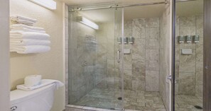 Deluxe Room, 1 King Bed, Non Smoking, Refrigerator & Microwave | Bathroom | Combined shower/bathtub, deep-soaking bathtub, free toiletries - Best Western Roseville Inn (Roseville)