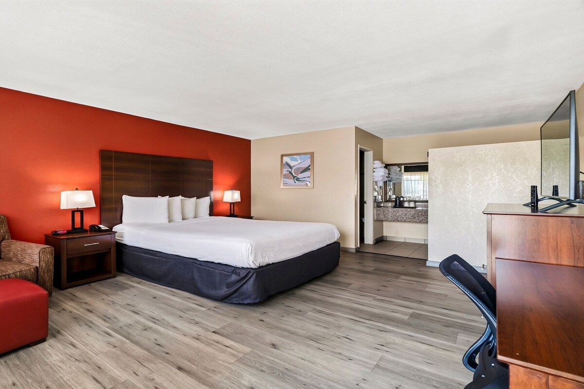 Chambre Standard, 1 très grand lit, non-fumeur, réfrigérateur et four à micro-ondes | Coffre-fort, bureau, espace de travail pour ordinateurs portables