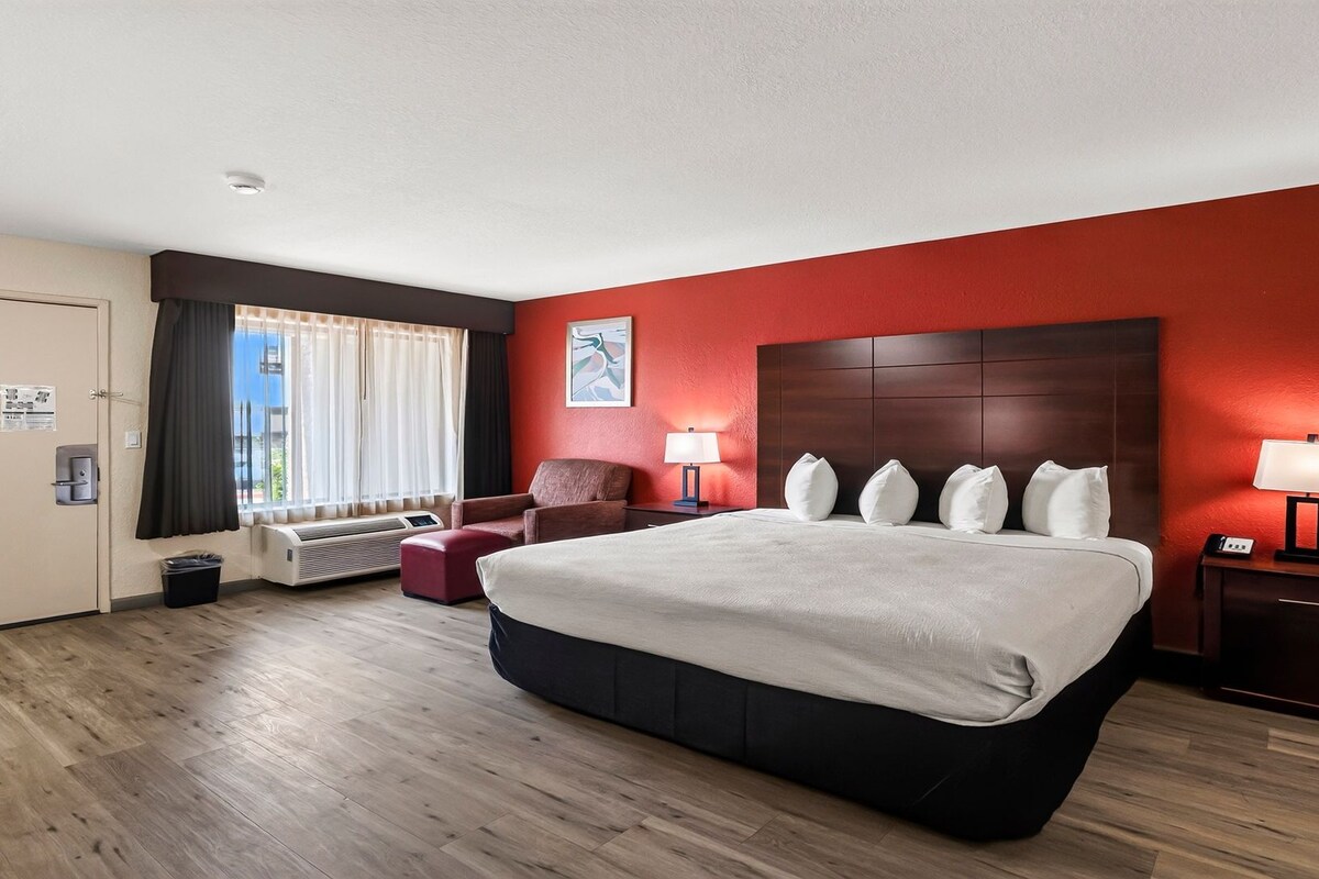 Chambre Deluxe, 1 très grand lit, non-fumeur, réfrigérateur et four à micro-ondes | Coffre-fort, bureau, espace de travail pour ordinateurs portables