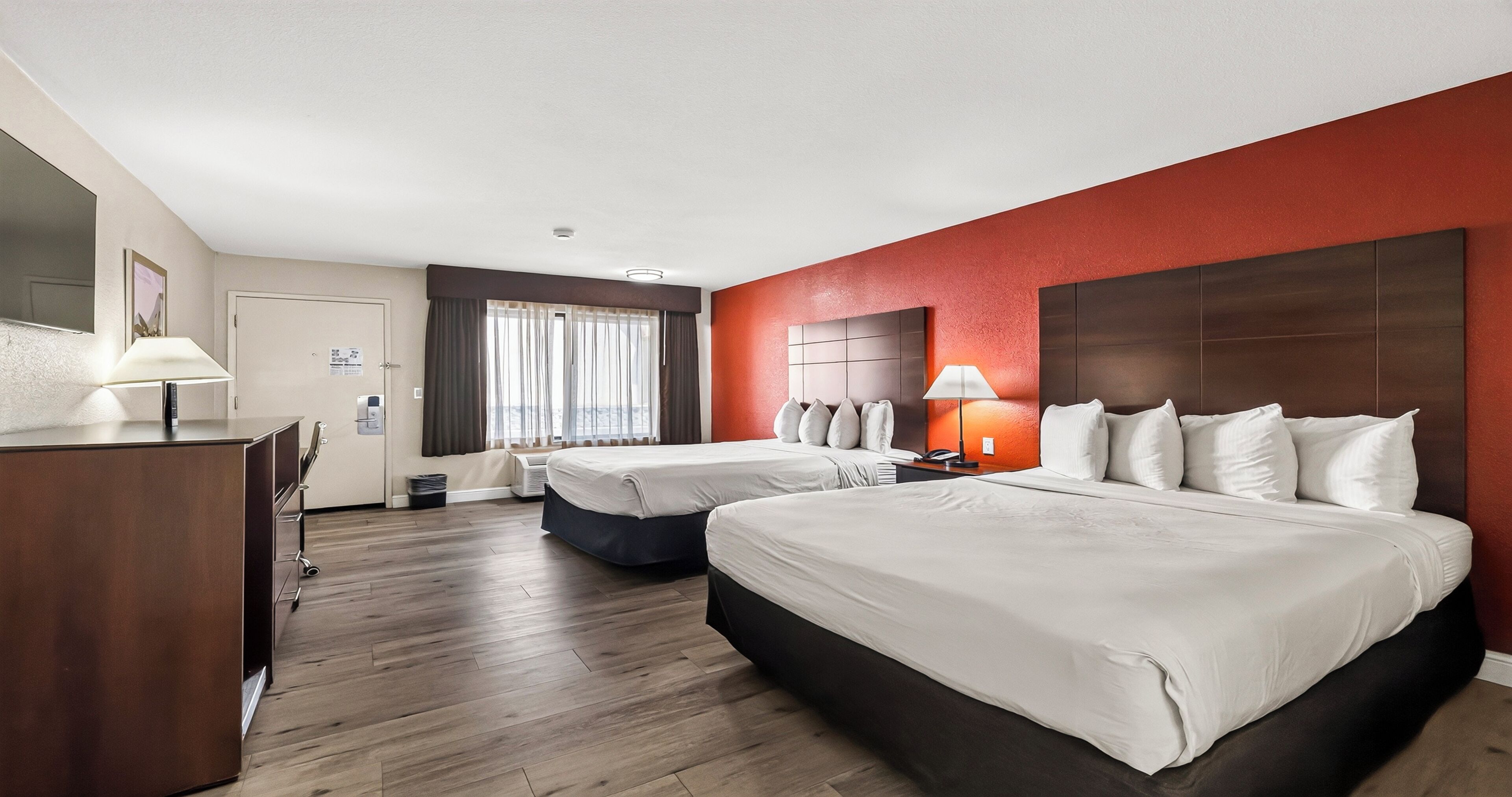 Standaard kamer, 2 queensize bedden, niet-roken, kitchenette | Een kluis op de kamer, een bureau, een laptopwerkplek