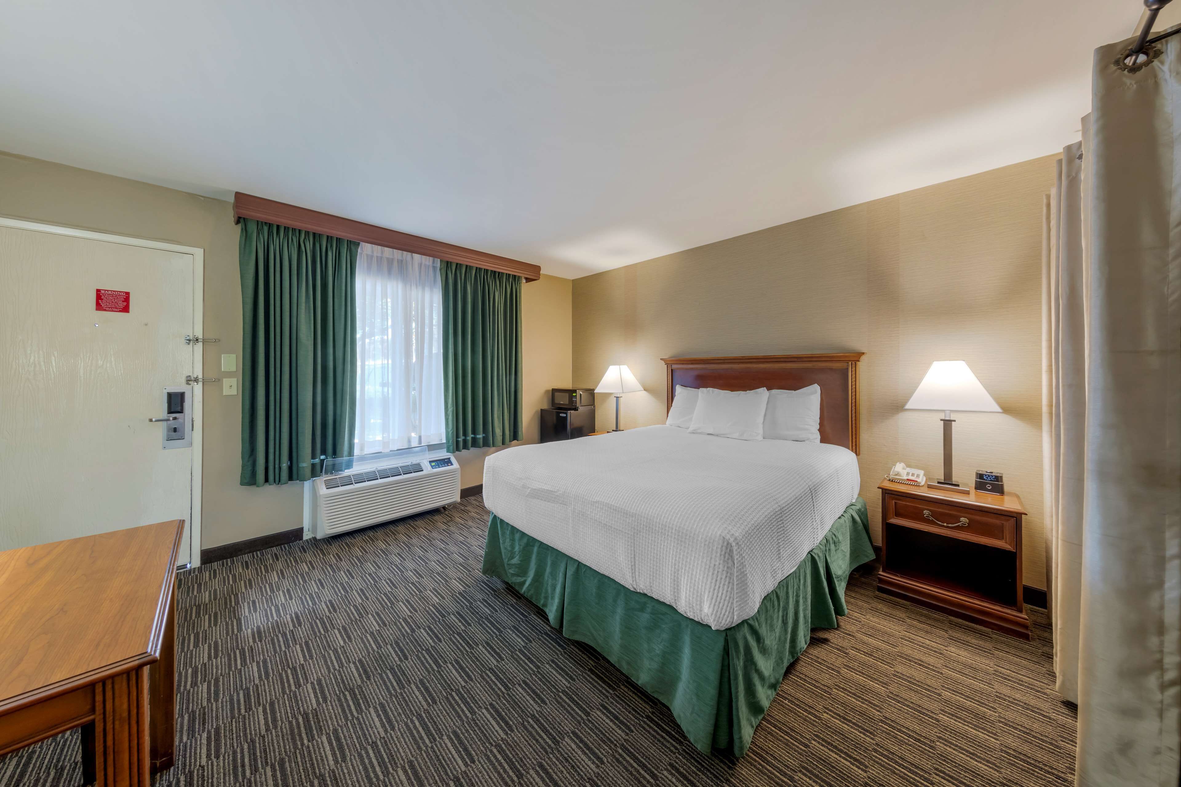 standard room, 1 queen bed, non smoking, refrigerator & microwave | 1 bedroom, iron/ironing board, free cots/infant beds, rollaway beds