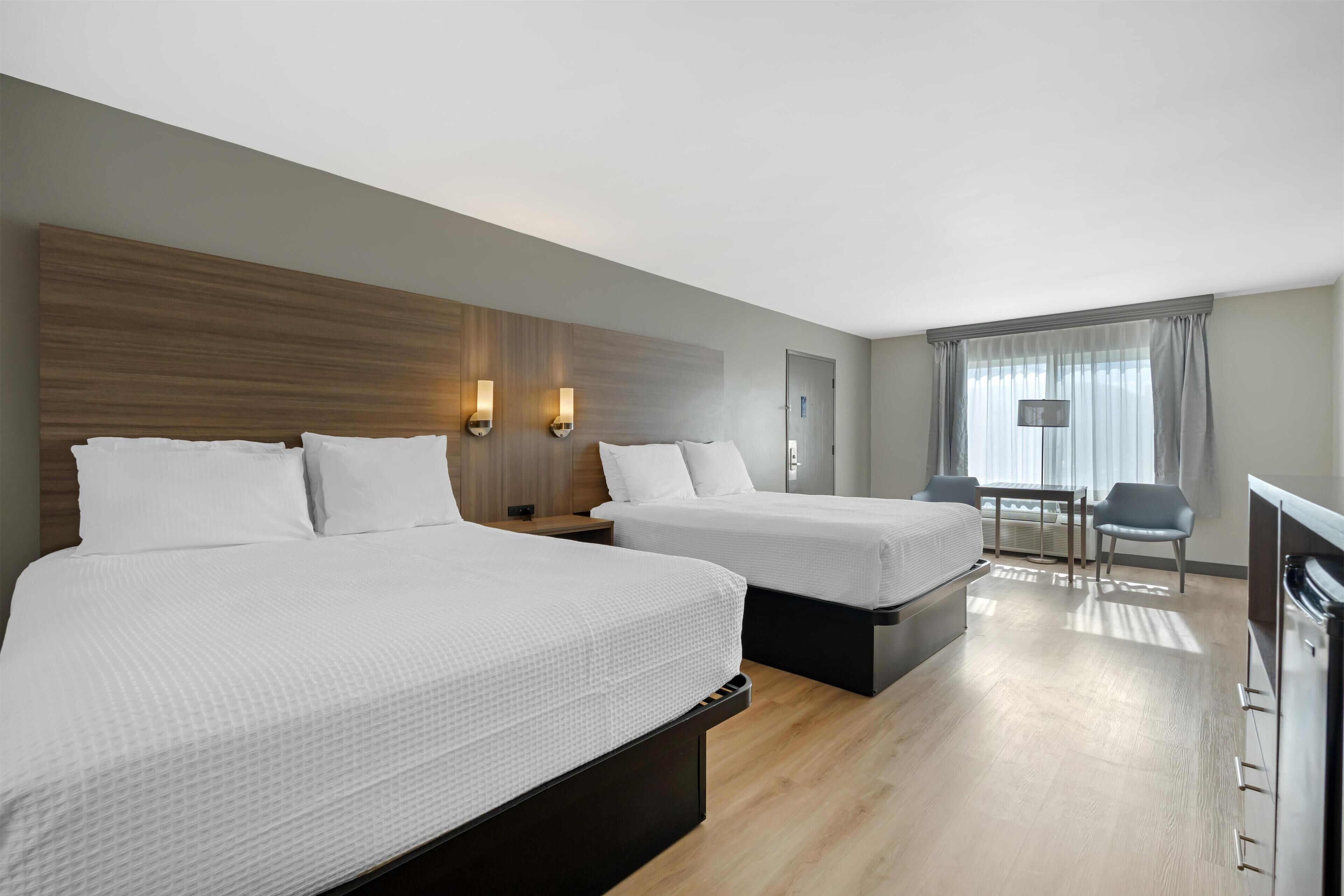 مكواة/لوح كي وأسرّة أطفال/رضّع (مجانًا) وأسرّة قابلة للطي