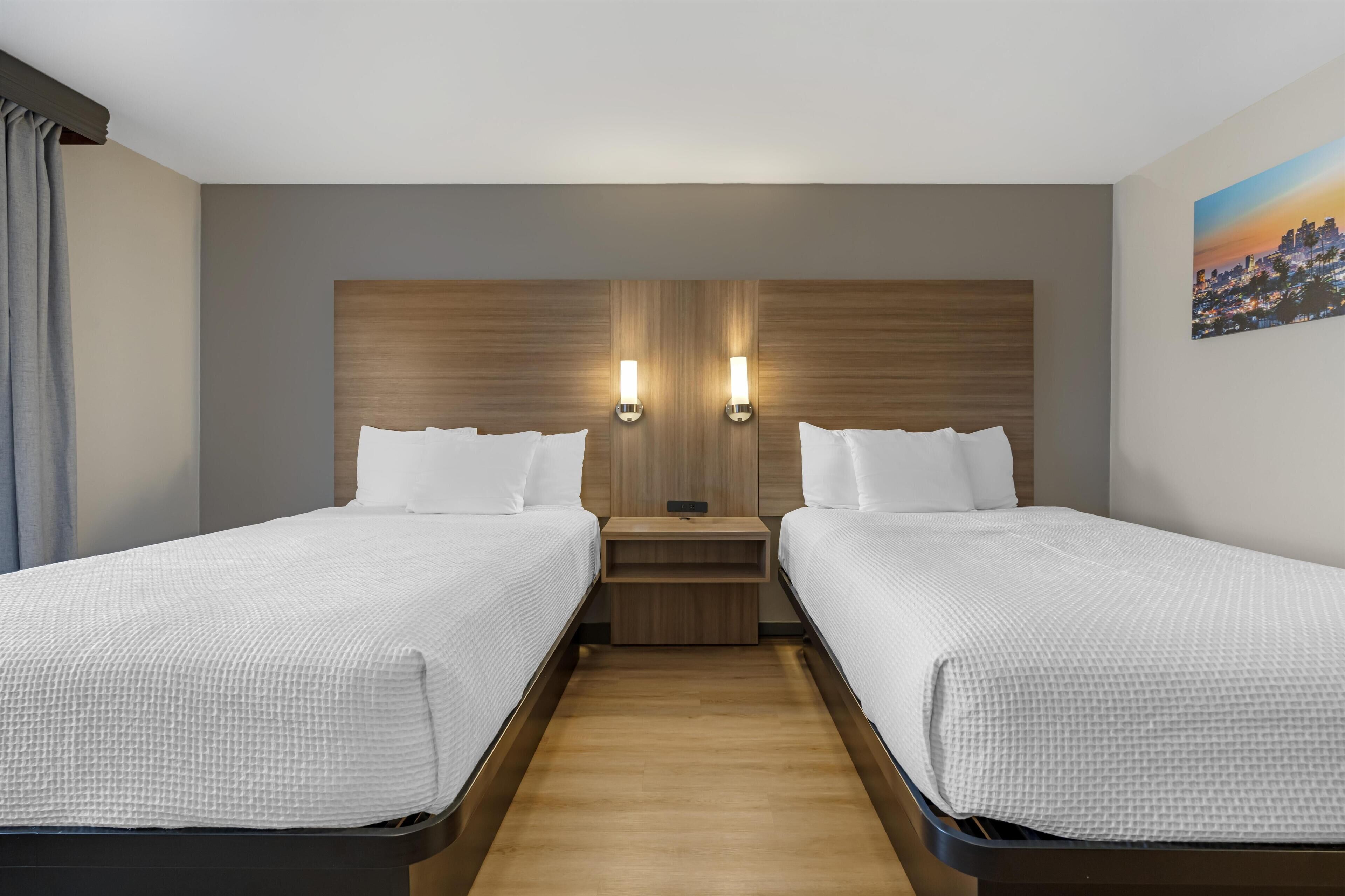 Standardzimmer, 2 Doppelbetten, Kühlschrank und Mikrowelle | Bügeleisen/Bügelbrett, kostenlose Babybetten, Zustellbetten