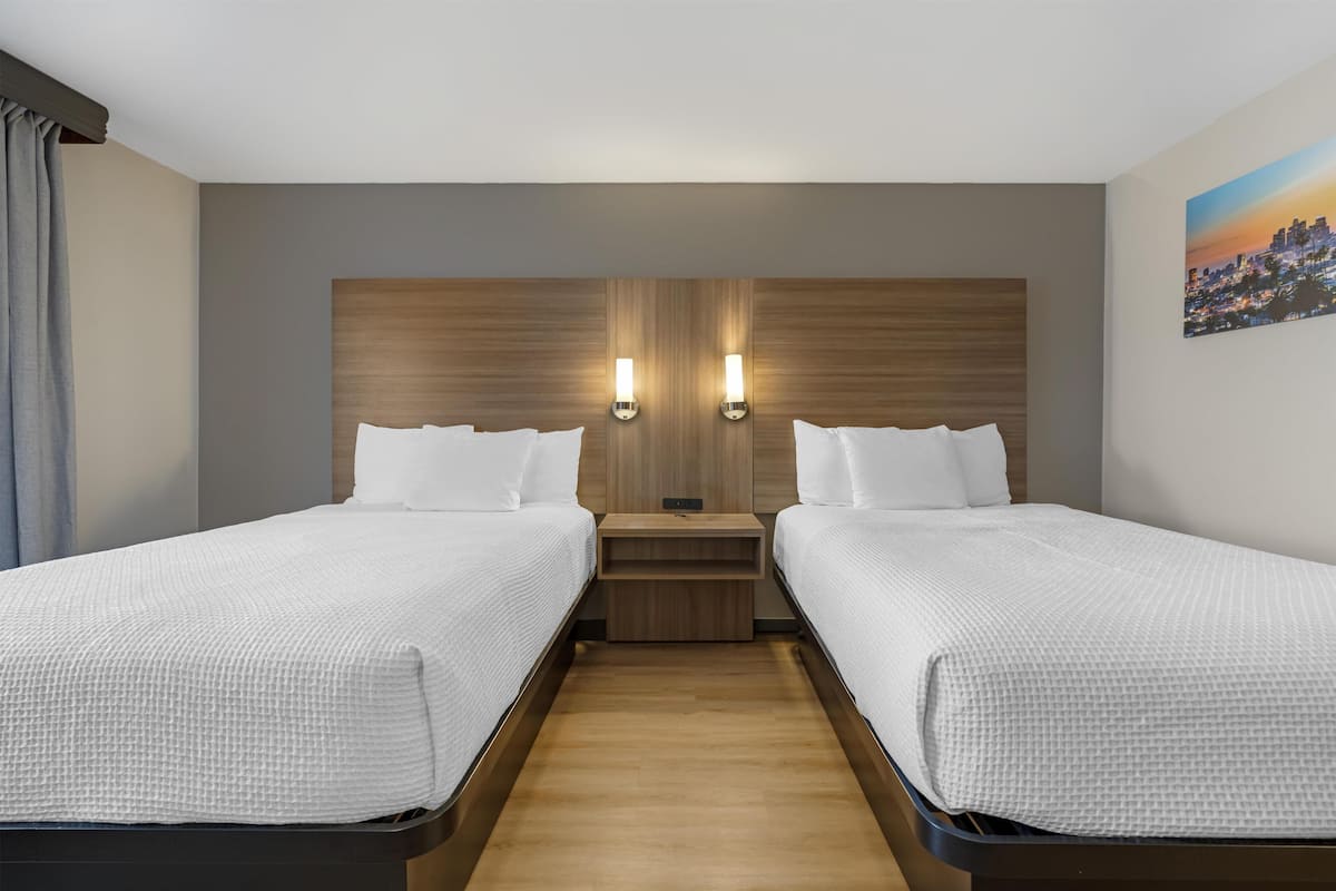 Standardzimmer, 2 Doppelbetten, Kühlschrank und Mikrowelle | Bügeleisen/Bügelbrett, kostenlose Babybetten, Zustellbetten