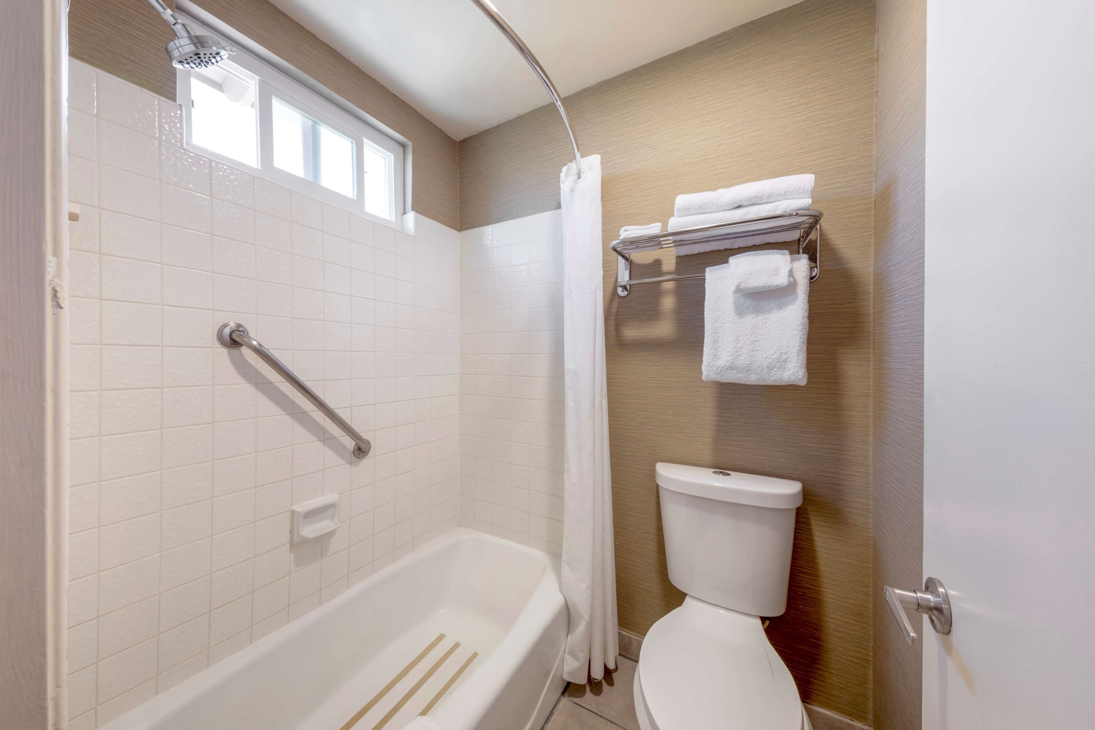standard room, 1 king bed, non smoking, refrigerator & microwave | bathroom | rainfall showerhead, free toiletries, hair dryer, towels