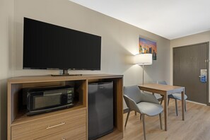 Standard Room, 2 Double Beds, Refrigerator & Microwave | Iron/ironing board, free cribs/infant beds, rollaway beds, free WiFi - Best Western La Posada Motel (Fillmore)