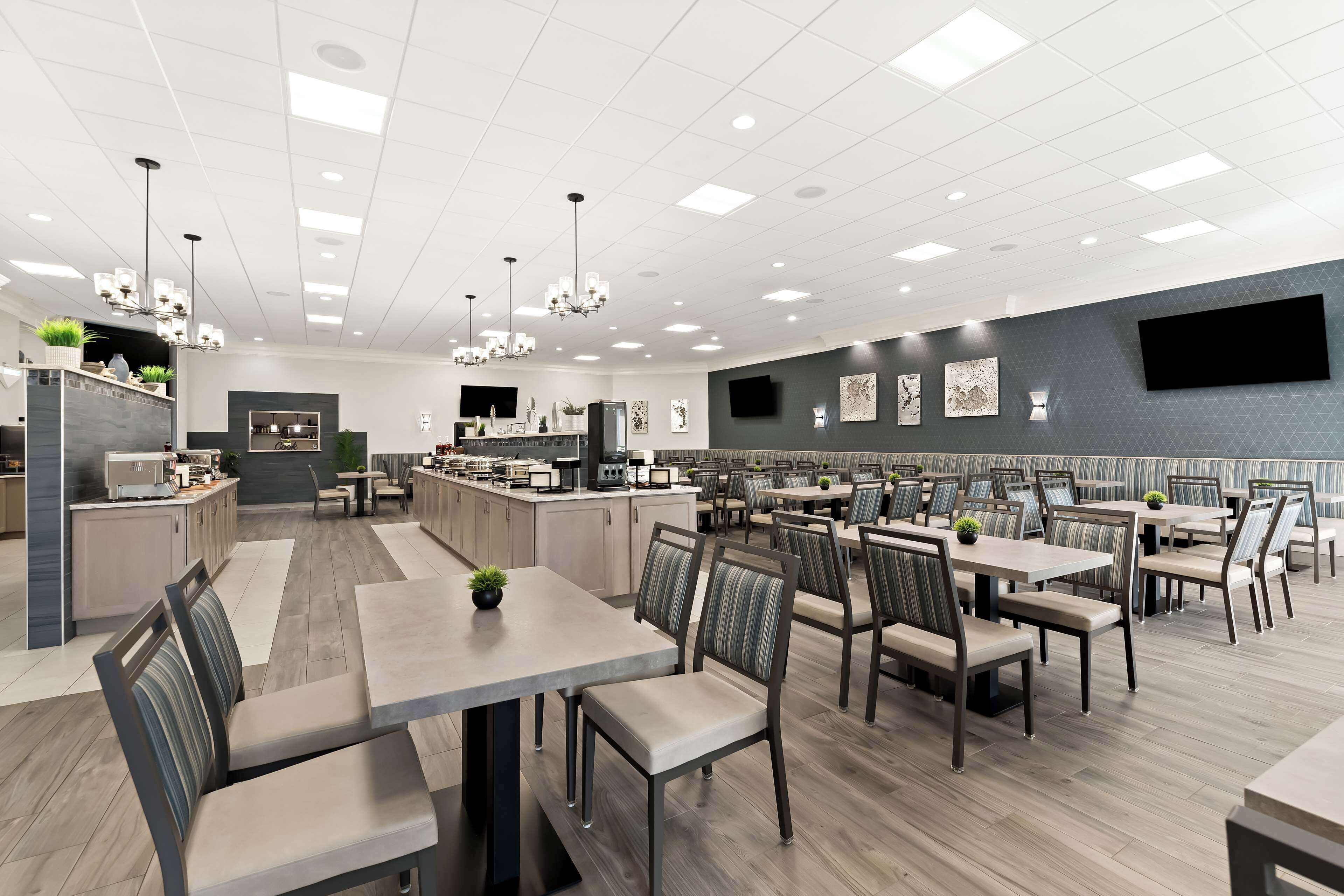 Desayuno completo gratuito y diario