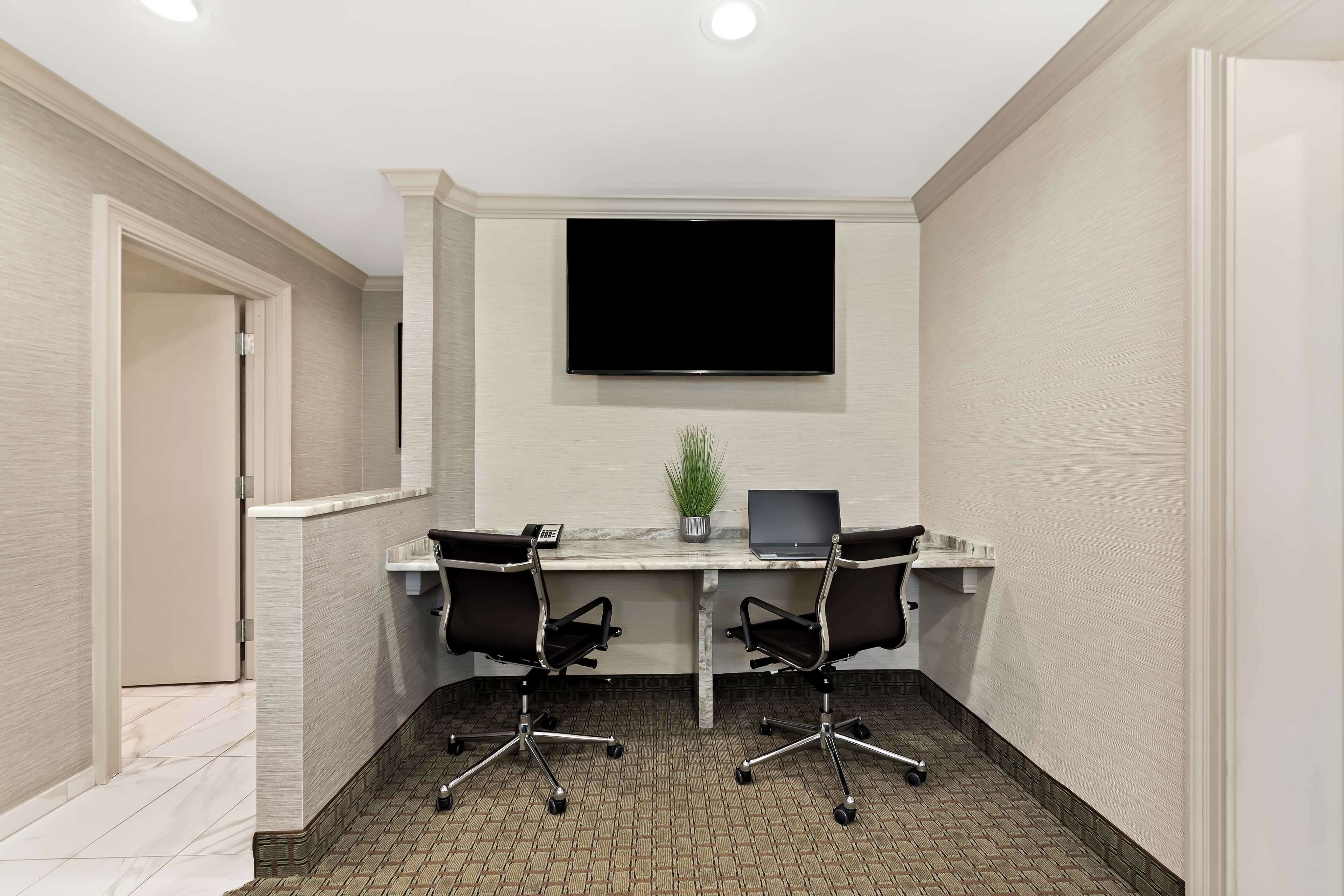 suite, 1 king bed, non smoking, kitchen (living room;with sofabed) | 1 bedroom, in-room safe, desk, laptop workspace