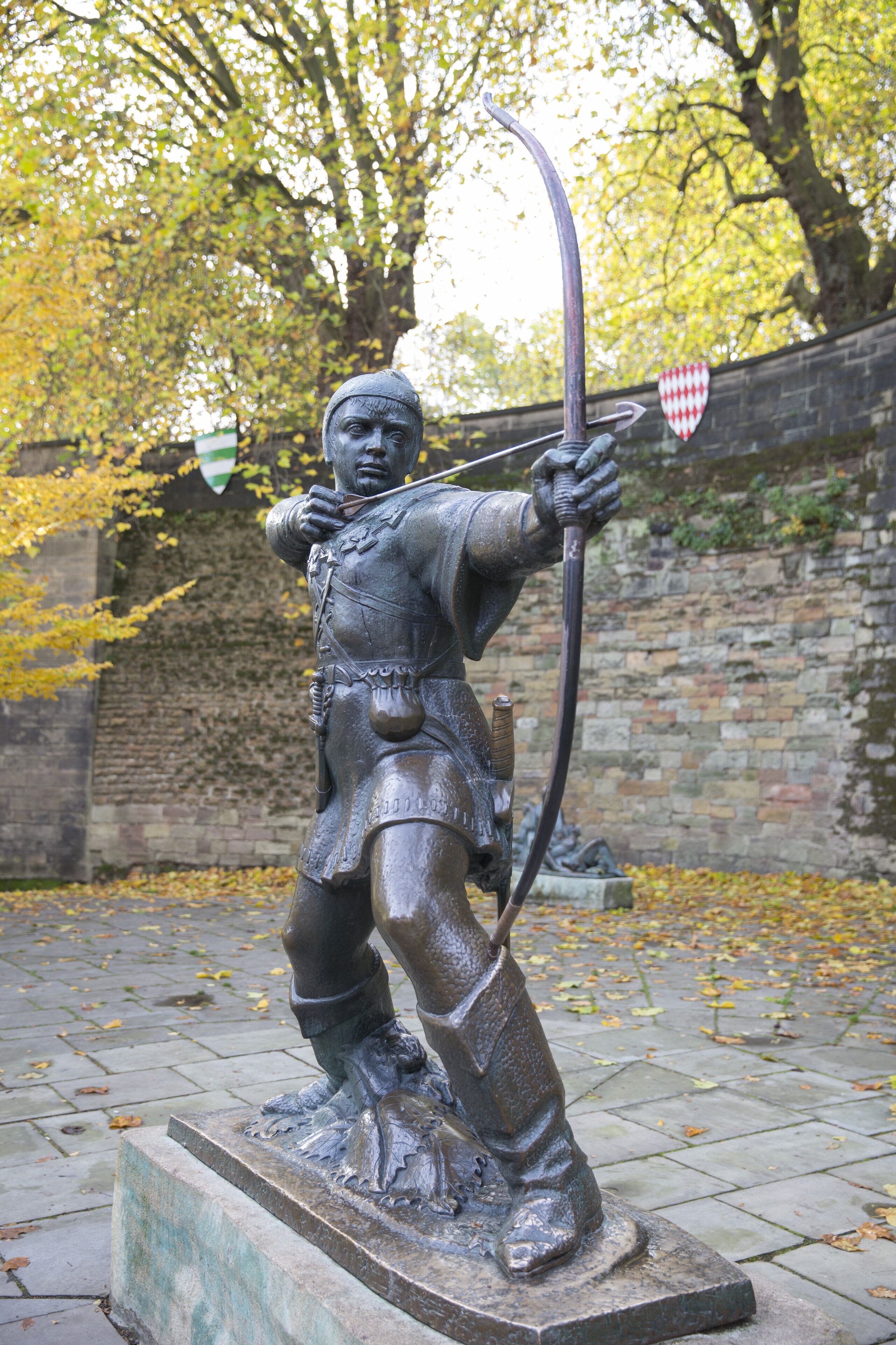 Una estatua de un caballero sosteniendo un arco y una flecha.