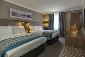 Habitación estándar, 2 camas dobles | Ropa de cama hipoalergénica y escritorio