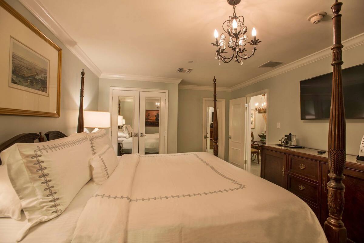 Frette Italian sheets, premium bedding, down comforters, in-room safe