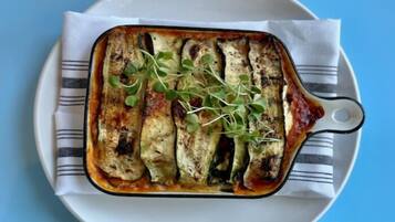 Sarapan dihidangkan, masakan tempatan dan antarabangsa