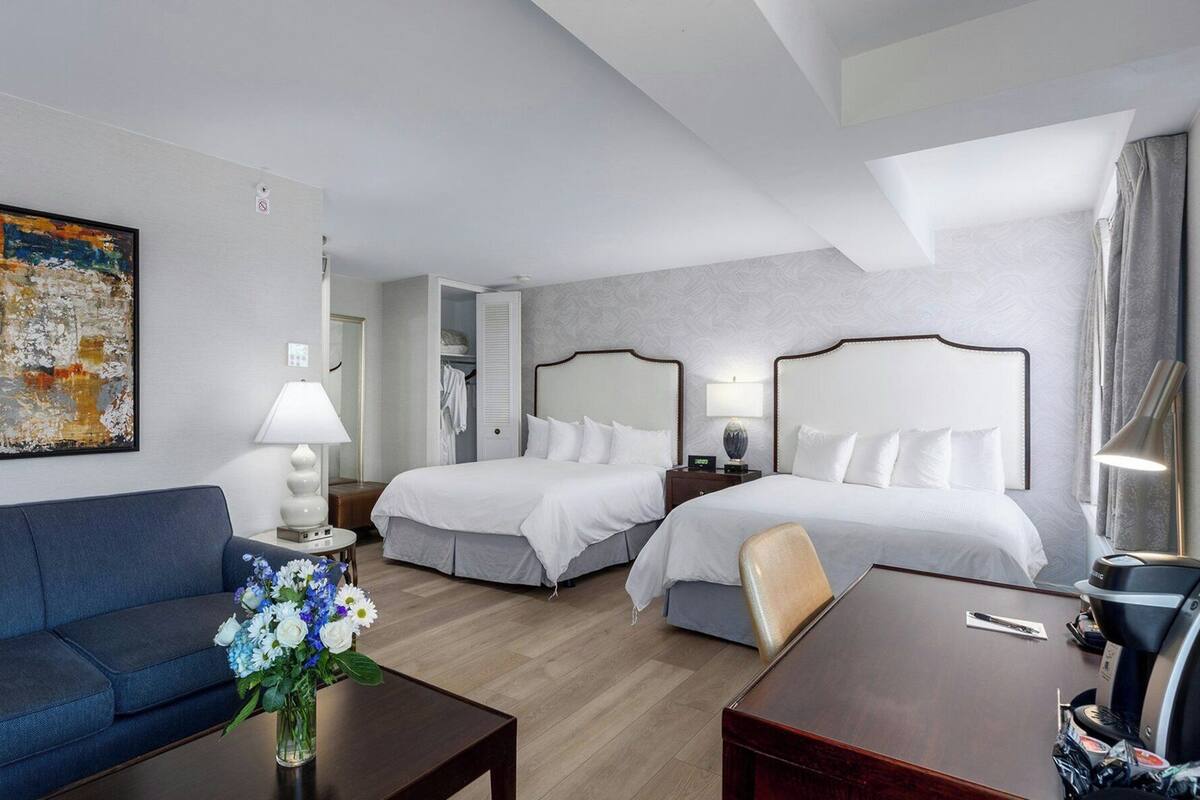 Oda (Georgetown) | Yastık yüzeyli yatak, odada kasa, masa, güneşlik/perde 