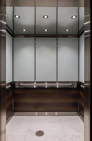 Elevator - The Georgetown Inn (Washington)