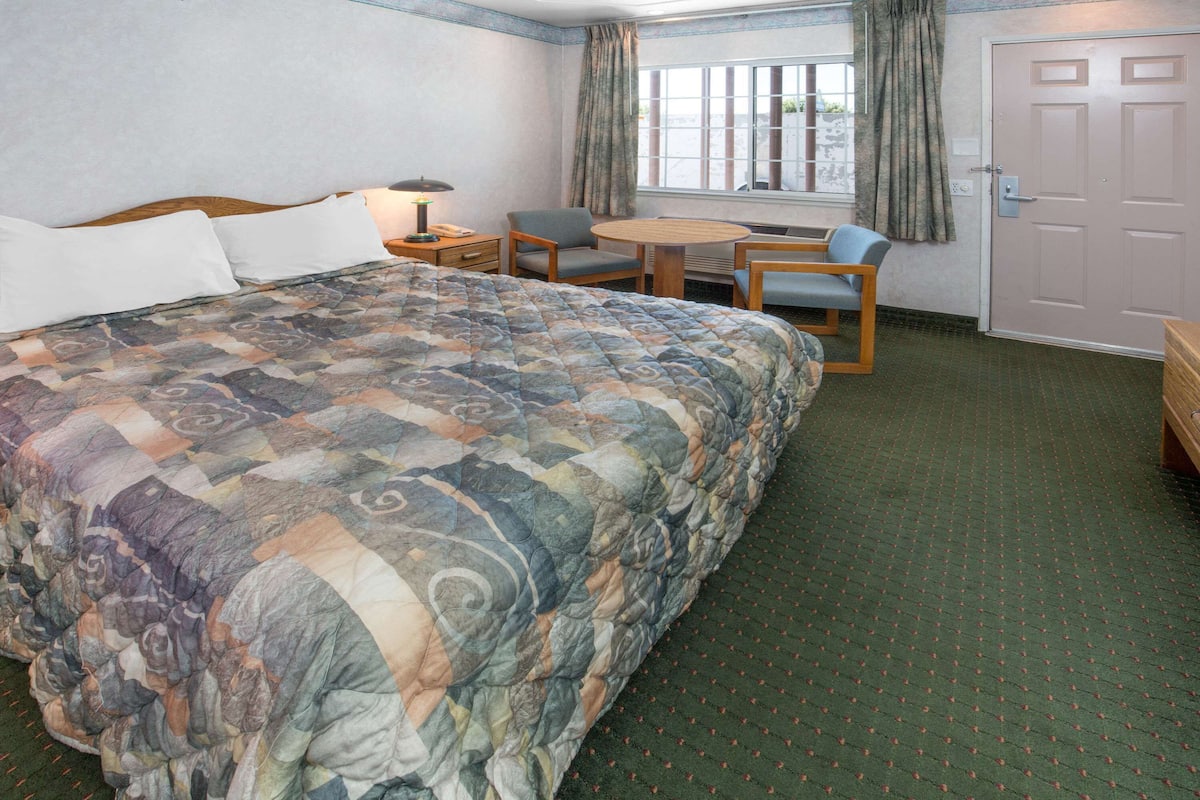 Desk, free WiFi, bed sheets