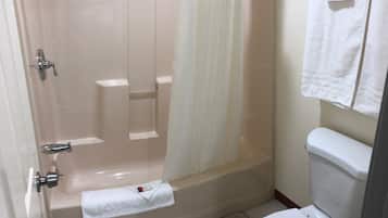 Combined shower/tub, free toiletries, hair dryer, towels