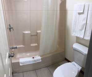 Een bad/douchecombinatie, gratis toiletartikelen, een haardroger