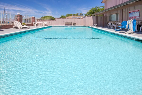 Piscine extérieure en saison