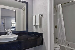Combined shower/bathtub, free toiletries, towels