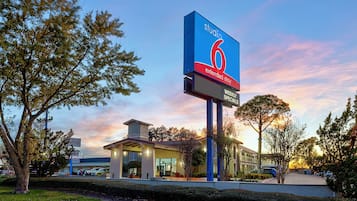 Voorkant accommodatie - avond/nacht