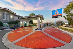 Front of property - Studio 6 Denton, TX - UNT (Denton)